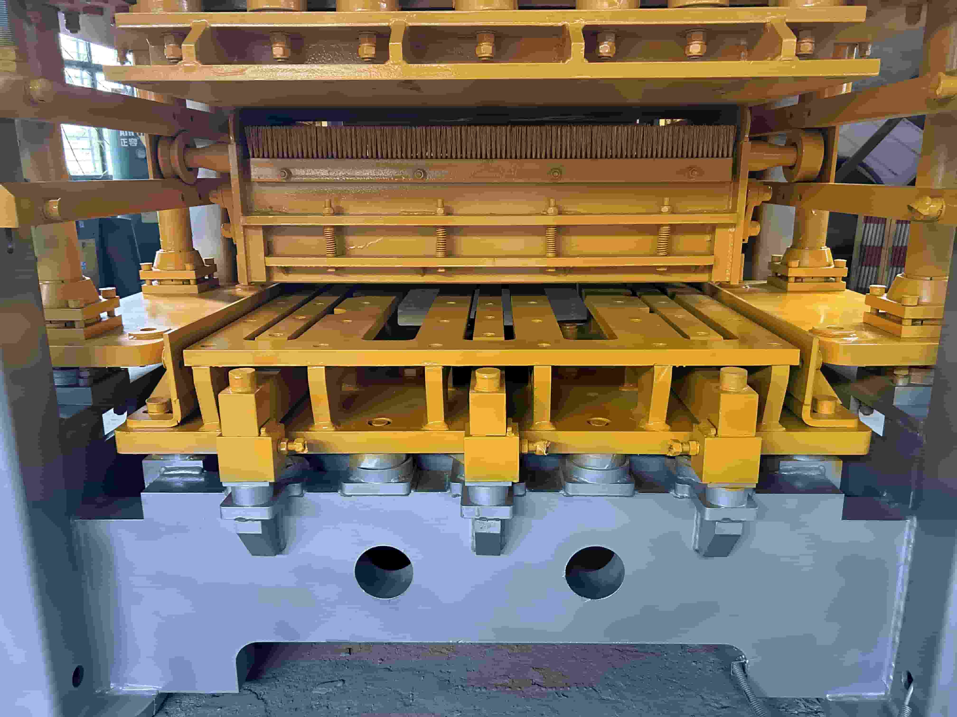 QT 10 block machine.jpg