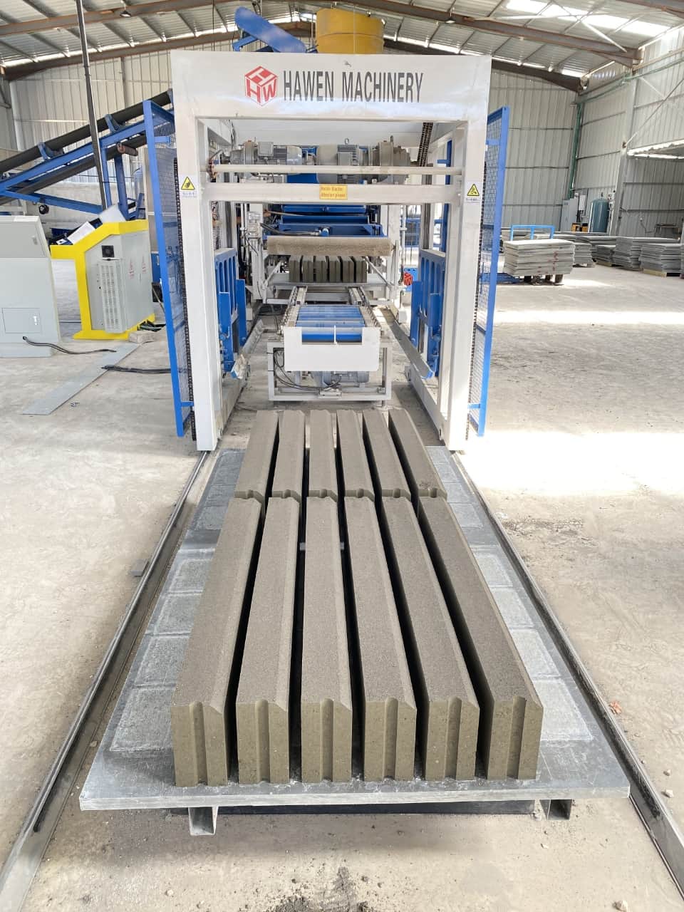 curb stone made by QT10-15 block machine.jpg