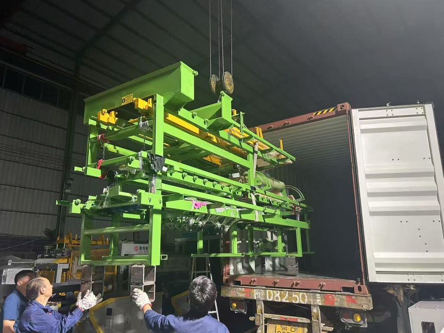 Wet block conveyor and pallet feeder .jpg