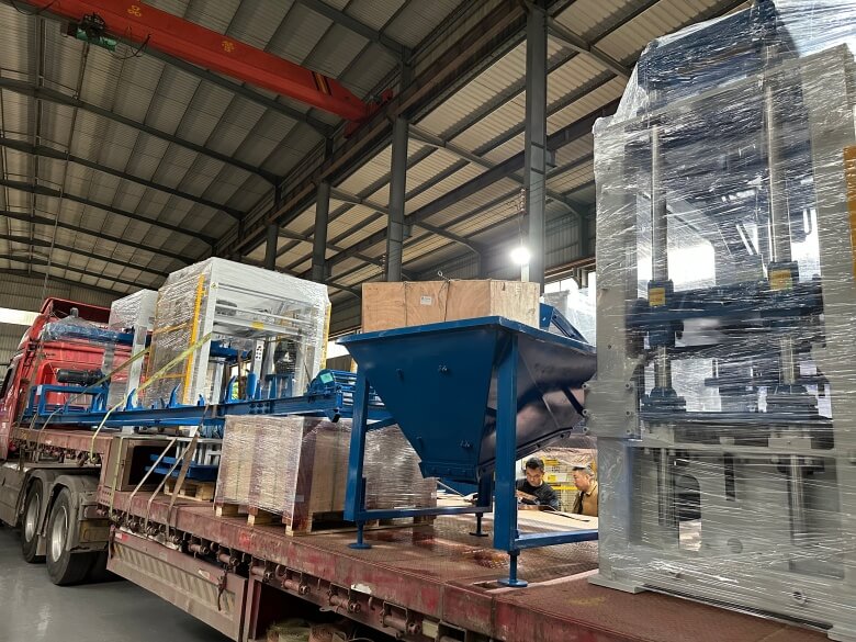 Material hopper for conveyor belt