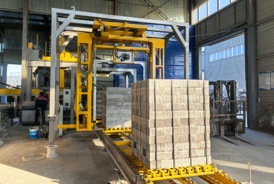 Automatic concrete block production line for stable manufacturing
