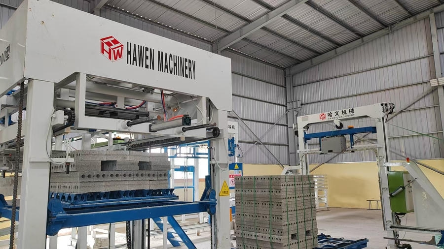 Hawen QT12-15 automatic block making machine and offline cuber system installed in Vietnam concrete block factory