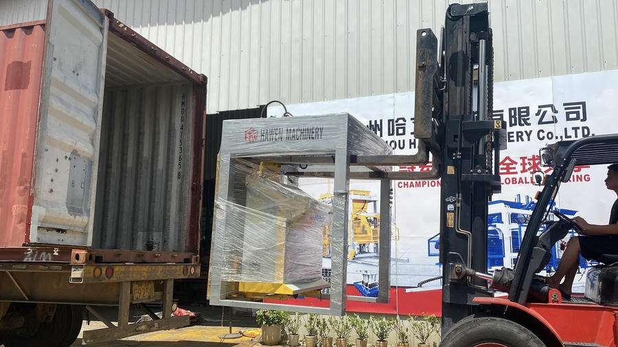 Pallet feeder loaded for Hawen QT4-15 automatic block making plant shipment to Argentina