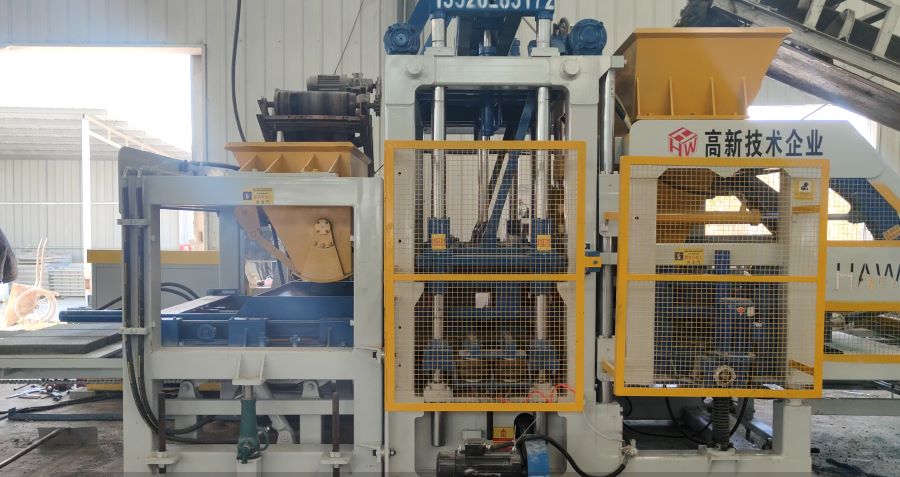 QT7 forming system with base and face material feeding equipment