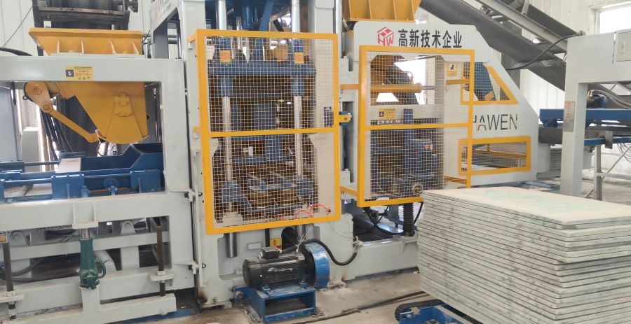 Complete QT7 block machine with controlled material feeding and forming system