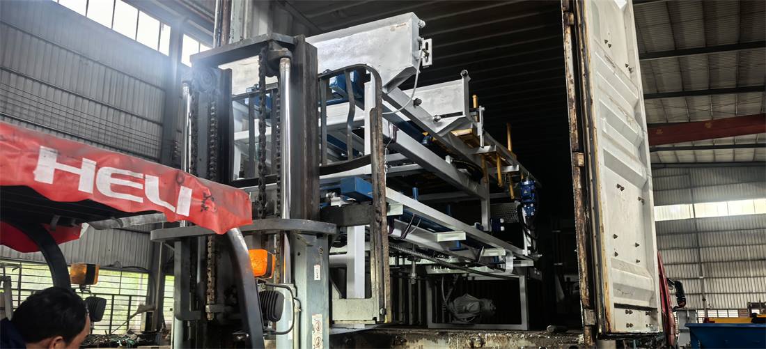 Pallet Feeder and Wet Blocks Conveyor loading for HAWEN QT12-15 Algeria project