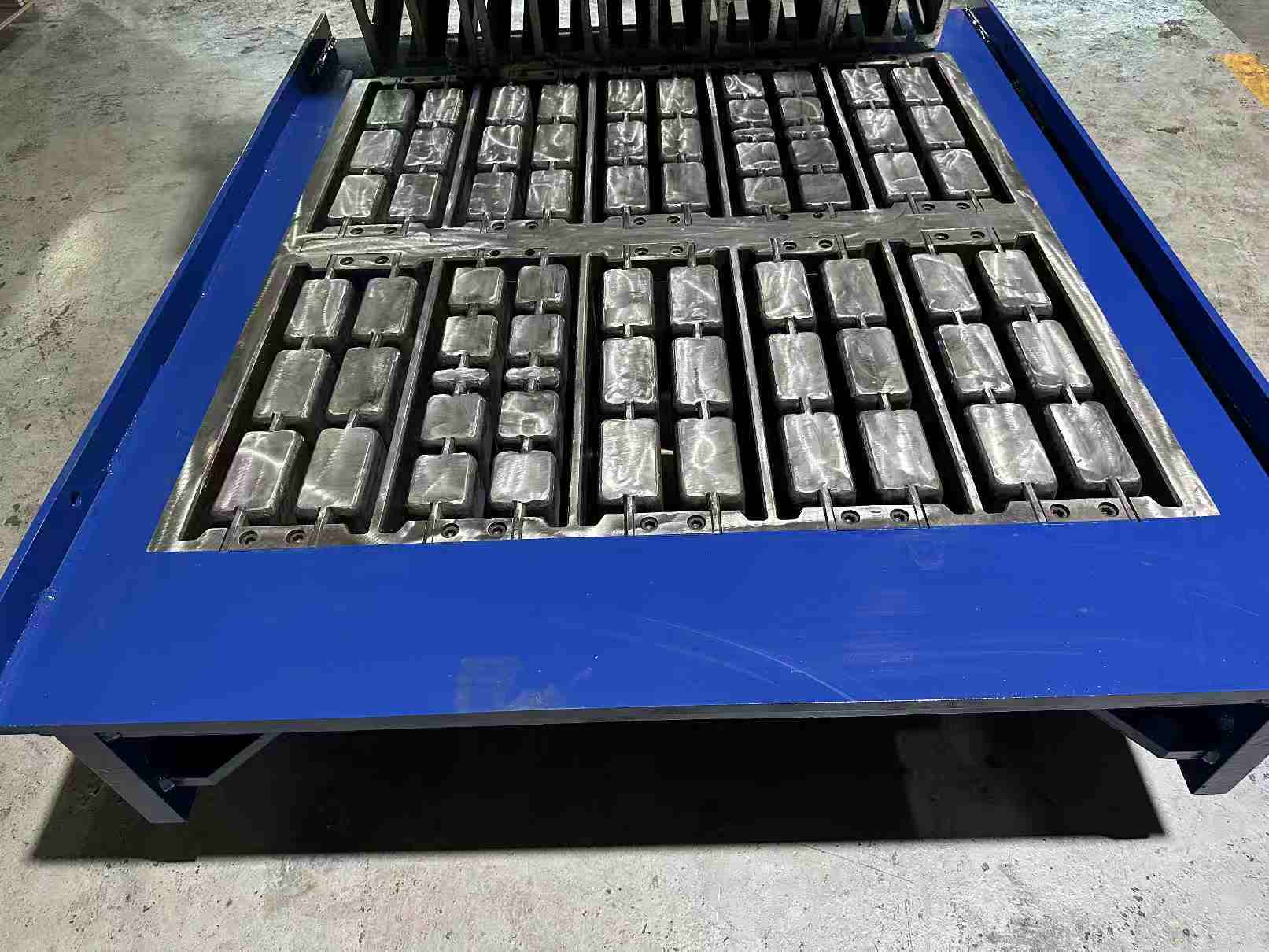 How Should Concrete Block Moulds Be Stored Between Production Runs?